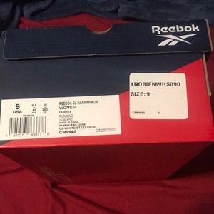 Classic Reebok NWT NEVER WORN size 9